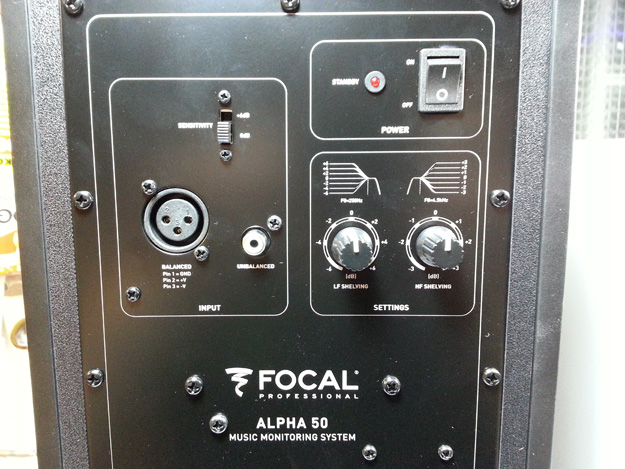 Η οπίσθια όψη ενός Studio monitor FOCAL ALPHA50